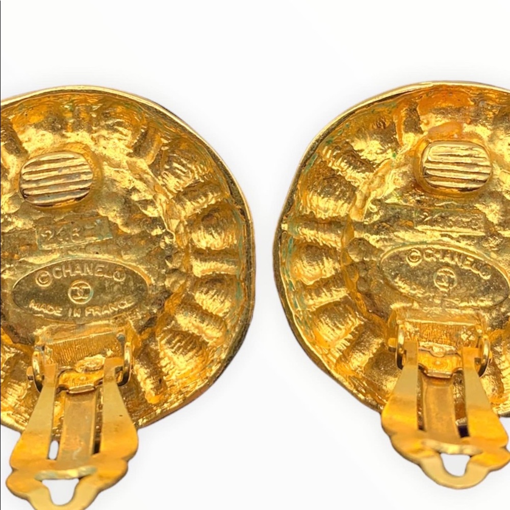 $3️⃣5️⃣0️⃣CHANEL Gilt Faux Pearl Clip-On Earrings - Picture 2 of 3